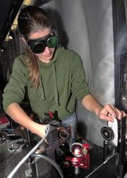 Nicole Teschmit working at her laser setup. (Picture: J. Harms/CFEL)